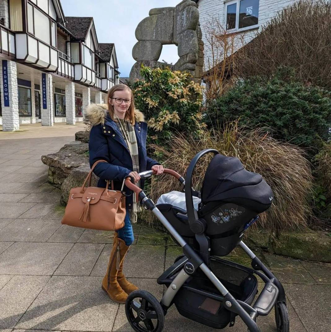 12 yaşında gibi ama 2 çocuk annesi! Yaşını duyanlar inanmakta güçlük çekiyor 26